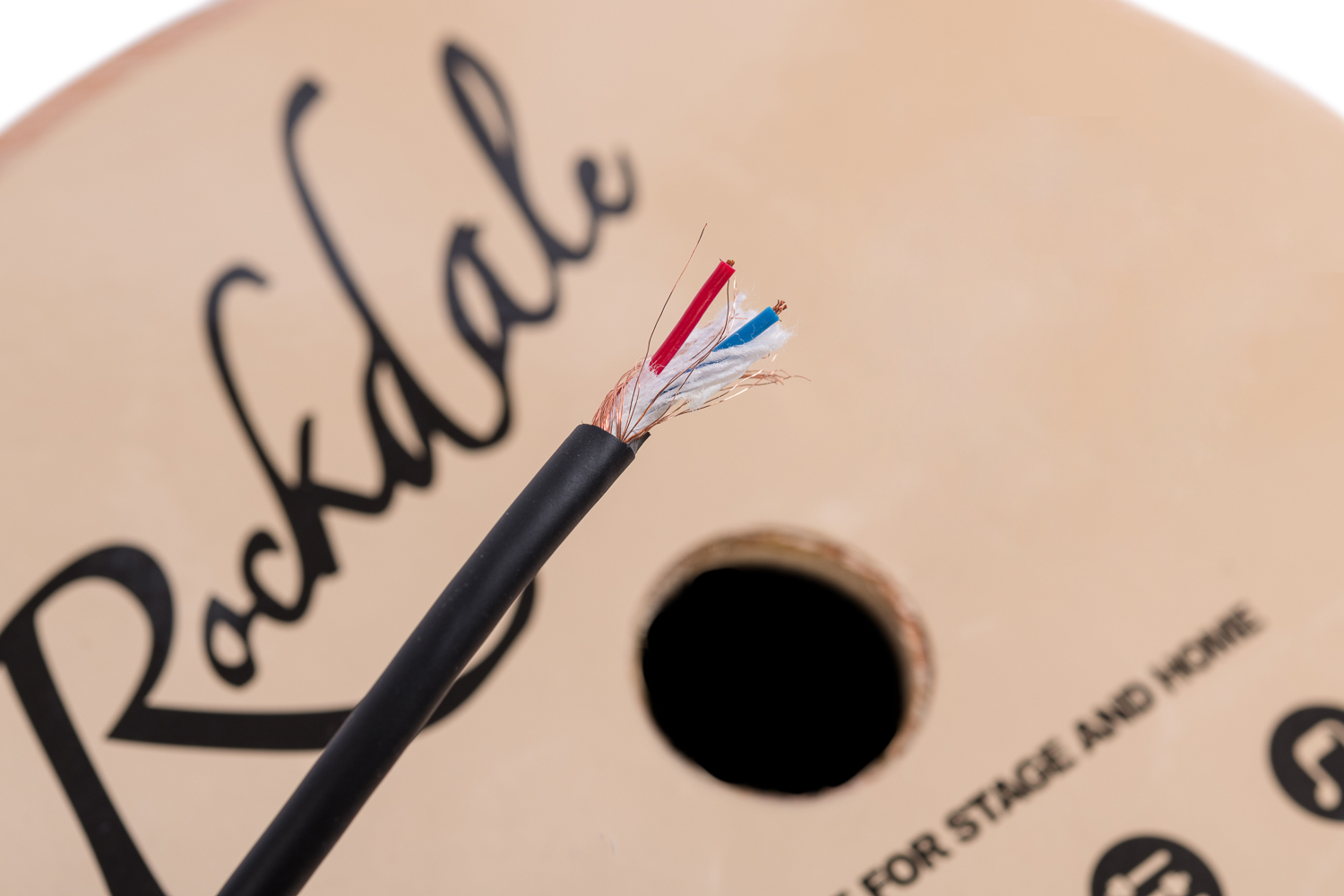 картинка ROCKDALE M008 Микрофонный кабель в бухте для балансных соединений, OFC структура 84х0,1+2х(28х0,1),  от магазина prostore.me